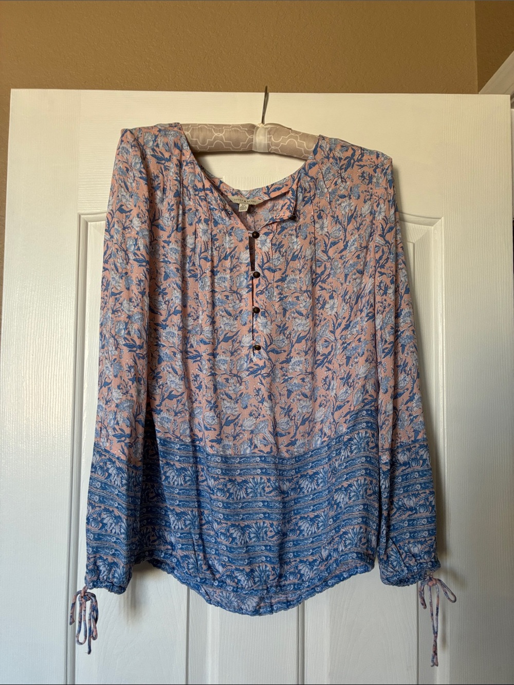 Lucky Brand Boho Light Pink & Blue Floral Henley Blouse. Women’s S.